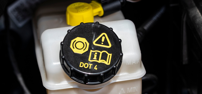 Кришка бачка гальмівної рідини з маркуванням DOT 4 та позначками MIN і MAX на корпусі