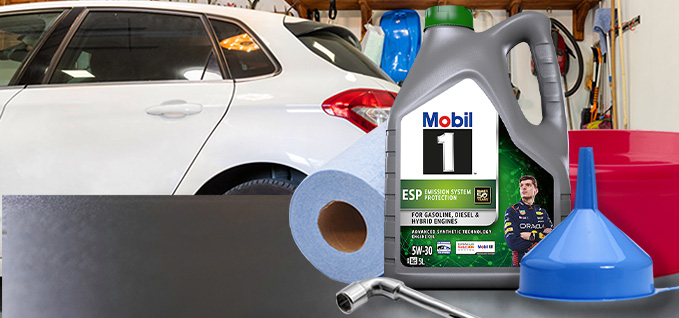 Моторна олива Mobil 1, лійка, ключ, ганчірки — все необхідне для заміни оливи