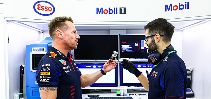 Інженери ExxonMobil у боксах Mobil і Red Bull Racing