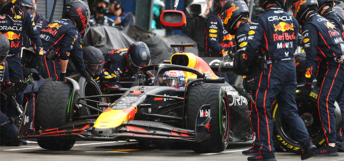 Болід Формули-1 Red Bull Racing у боксах